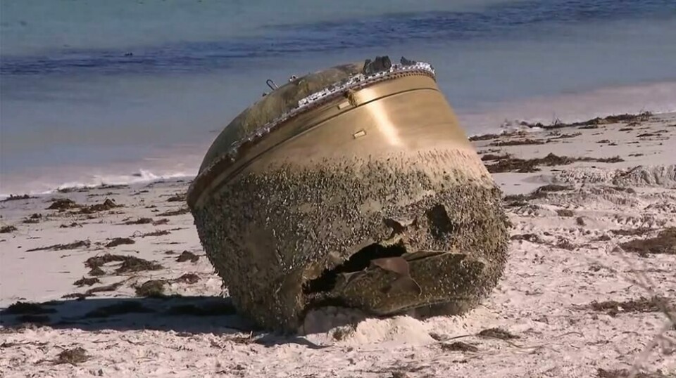Myndighetene undersøker om et sylinderformet objekt, på størrelse med en liten bil og som ble skylt opp på en avsidesliggende australsk strand, er romsøppel fra en utenlandsk rakett.