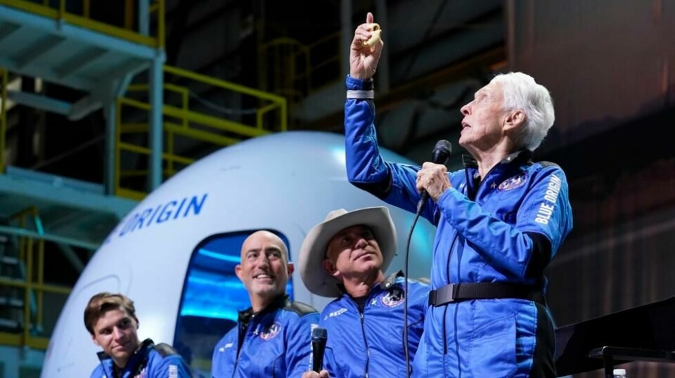 Oliver Daemen, Mark Bezos, Jeff Bezos og Wally Funk beskriver opplevelsen å reise til verdensrommet. Foto: NTB / AP