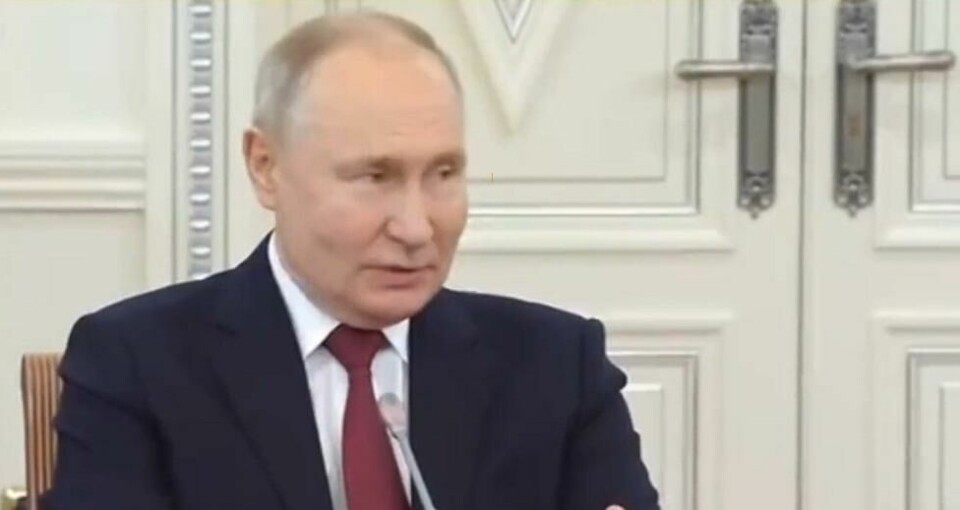 Vladimir Putin virker å ha blitt litt større i kinnbenområdet mener flere. Vladimir Putin virker å ha blitt litt større i kinnbenområdet mener flere. Foto: Fra videoen over.