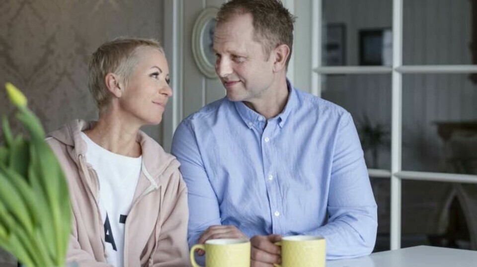 Hege fikk et sjokk da hun ble rammet av brystkreft i ung alder. Gjennom den tøffe tiden med kreftbehandling har samboeren Ove-Rune Rolfseng stått som en klippe ved Heges side. Nå gleder de seg til å nyte sommeren sammen. Foto: Siri Rolness.