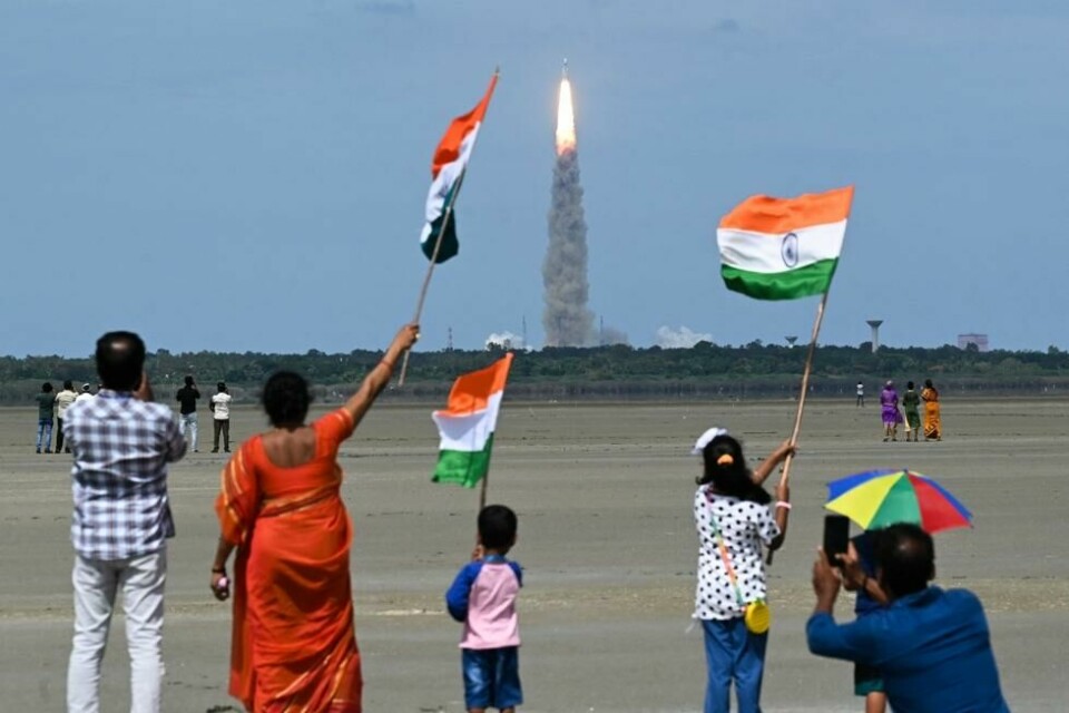 14.juli skjøt India opp en rakett som skal lande på månens overflate. 14.juli skjøt India opp en rakett som skal lande på månens overflate. Foto: Photo by R.Satish BABU / AFP