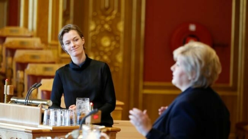 Anette Trettebergstuen (Ap) og statsminister Erna Solberg (H) under muntlig spørretime på Stortinget onsdag. Der måtte hun svare på spørsmål om hun vil gi Black Box og folkene bak stykket «Ways of Seeing» en beklagelse. Anette Trettebergstuen (Ap) og statsminister Erna Solberg (H) under muntlig spørretime på Stortinget onsdag. Der måtte hun svare på spørsmål om hun vil gi Black Box og folkene bak stykket «Ways of Seeing» en beklagelse. Foto: Gorm Kallestad / NTB scanpix Foto: Gorm Kallestad / NTB scanpix