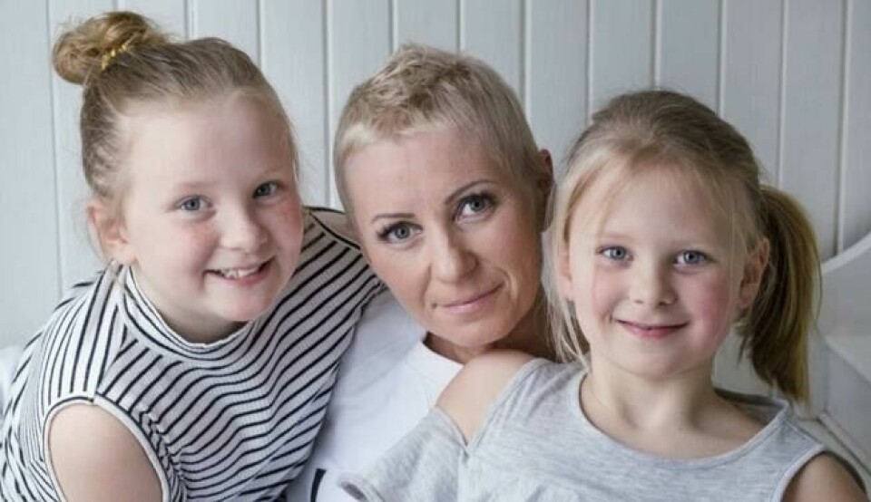 Hege har kommet døtrene Linnea (9) og Cornelia (7) nærmere i sykdomsperioden. De er gull verdt for hverandre! Foto: Siri Rolness. Hege har kommet døtrene Linnea (9) og Cornelia (7) nærmere i sykdomsperioden. De er gull verdt for hverandre! Foto: Siri Rolness.