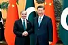 Kinas president Xi Jinping tok nylig imot Pakistans statsminister Shehbaz Sharif i Beijing. Pakistan er blant landene som er tilsluttet BRI-initiativet. Foto: Huang Jingwen/Xinhua via AP / NTB