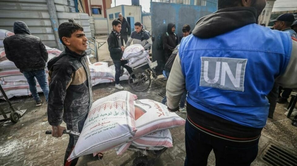 Fordrevne palestinere mottar matvarehjelp fra FN-organisasjonen for palestinske flyktninger (UNRWA) i Rafah på den sørlige Gazastripen 28. januar 2024, midt i pågående kamper mellom Israel og den palestinske militante gruppen. Flere land, med USA i spissen, har stanset støtten til FN-organisasjonen.