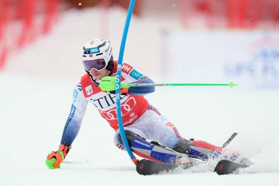 Henrik Kristoffersen takker for seg i NM søndag.