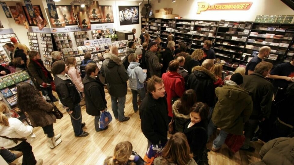 Det var lang kø i kassa hos Platekompaniet på Oslo City i 2005. Den gang hadde selskapet over 20 butikker. Nå er det én igjen, men nettsalget går bra. Foto: Jarl Fr. Erichsen / NTB