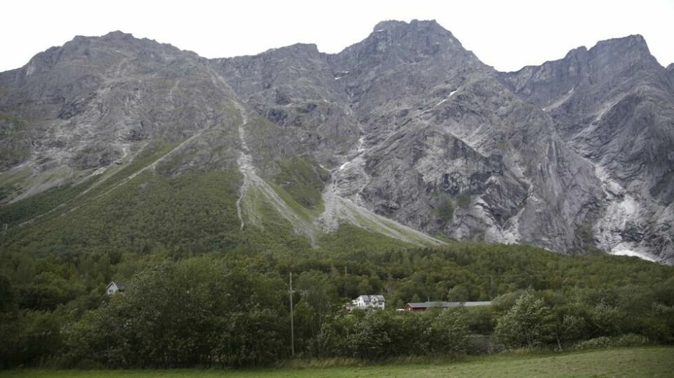 RASUTSATT: Husene og gårdene nedenfor det 1.294 meter høye fjellet som risikerer å rase ut, er blitt evakuert en rekke ganger. Senest i 2016 var farenivået rødt, og folk måtte flykte fra hus og hjem.