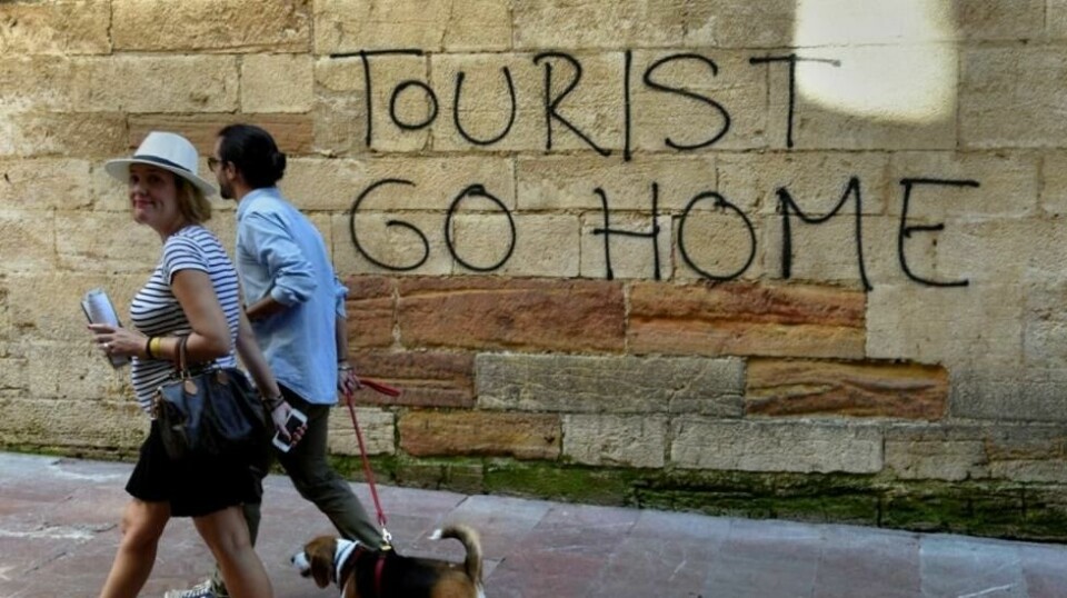 Her får turister passet påskrevet i Oviedo i Nord-Spania. I nordmenns feriefavoritt nummer én er det opprør mot turister: 553.000 nordmenn er ventet hit i år. Foto: Eloy Alonso/NTB Scanpix