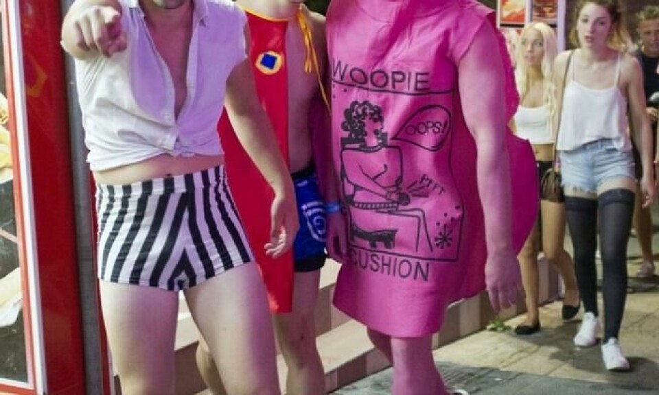 Briter morer seg i Magalluf på Mallorca. Briter morer seg i Magalluf på Mallorca.
