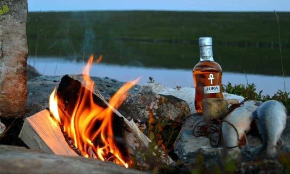 Jura Superstition var rett og slett i en klasse for seg selv ved leirbålet. Denne vinner testen, på tross av at den kommer i glassflaske og med feil type kork. Foto: Arne Lindbach Jura Superstition var rett og slett i en klasse for seg selv ved leirbålet. Denne vinner testen, på tross av at den kommer i glassflaske og med feil type kork. Foto: Arne Lindbach