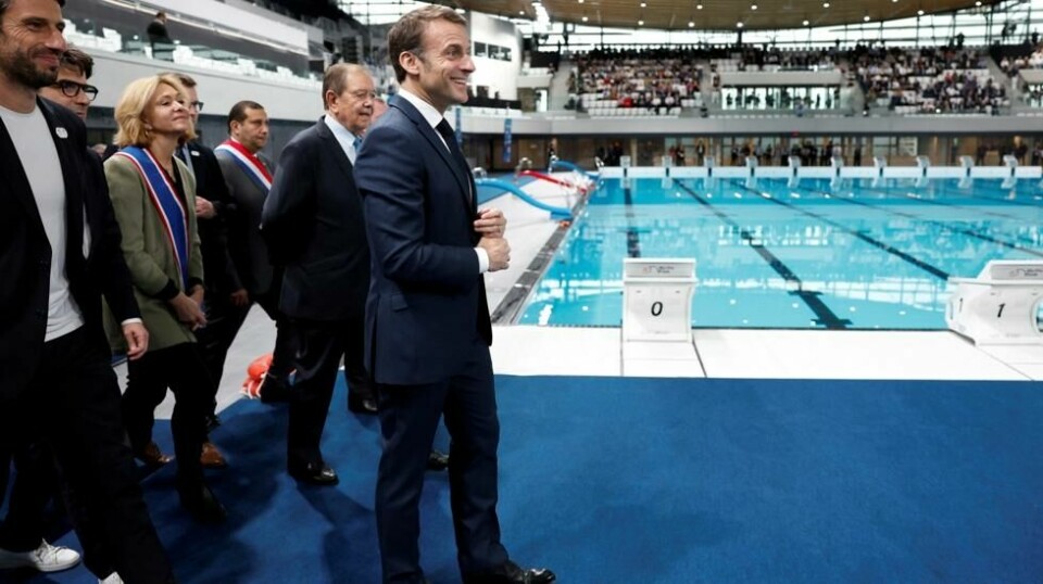 Frankrikes president Emmanuel Macron på besøk i hallen hvor svømmekonkurransene i OL skal gjennomføres. Foto: Gonzalo Fuentes / AP / NTB