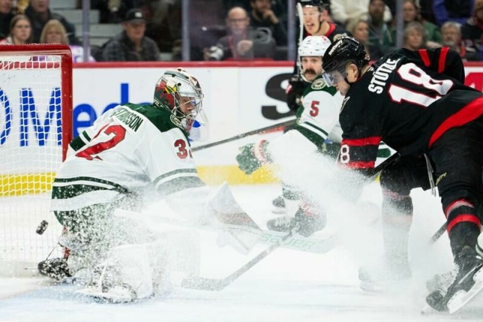 Tim Stützle ble en av kampens store spillere. Her setter han Senators' andre scoring for kvelden.