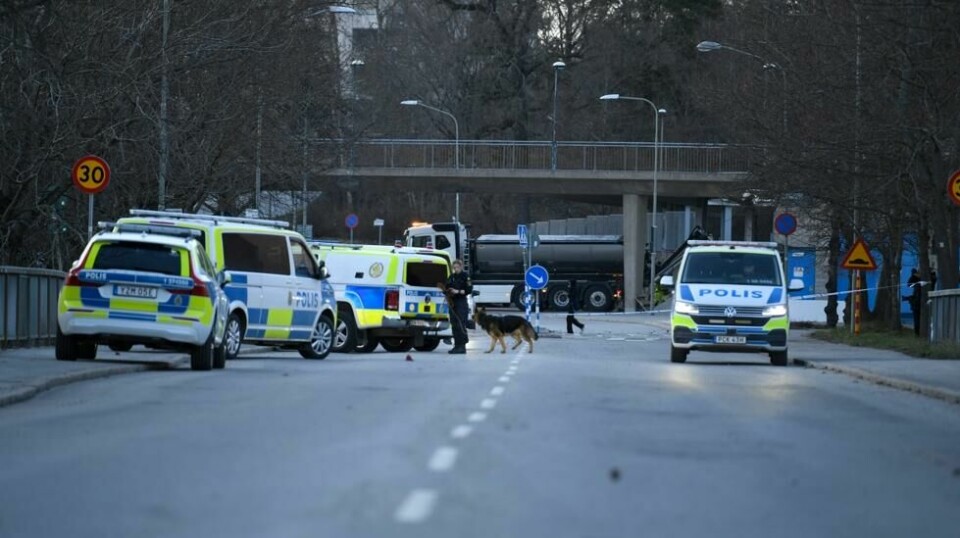 To personer er pågrepet i forbindelse med drapet på en 39-åring i Skärholmen sør for Stockholm onsdag, opplyser politiet. Foto: Oscar Olsson / TT / NTB