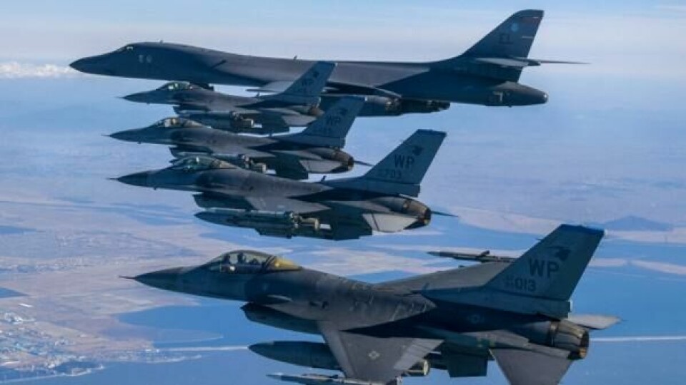 Et US Air Force B-1B bombefly og US Air Force F-16 jagerfly i aksjon over Sør-Korea- Et US Air Force B-1B bombefly og US Air Force F-16 jagerfly i aksjon over Sør-Korea- Foto: NTB