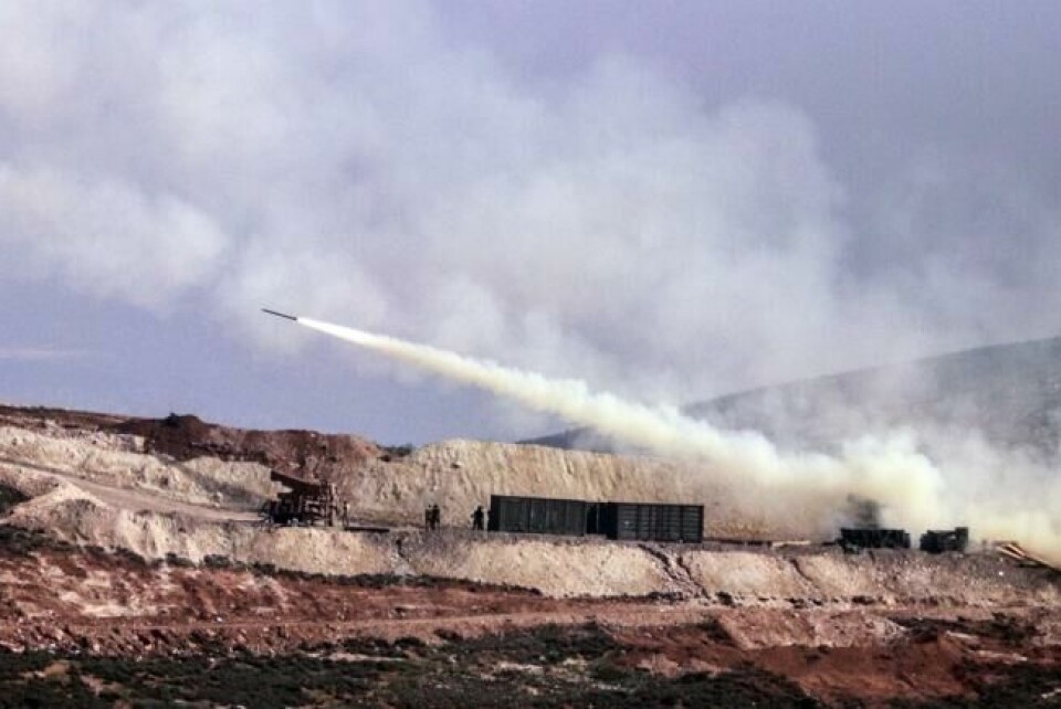 Tyrkisk artilleri skyter mot syrisk-kurdiske stillinger i Afrinområdet i Syria freda 9. februar. Scanpix/AP. Tyrkisk artilleri skyter mot syrisk-kurdiske stillinger i Afrinområdet i Syria freda 9. februar. Scanpix/AP.