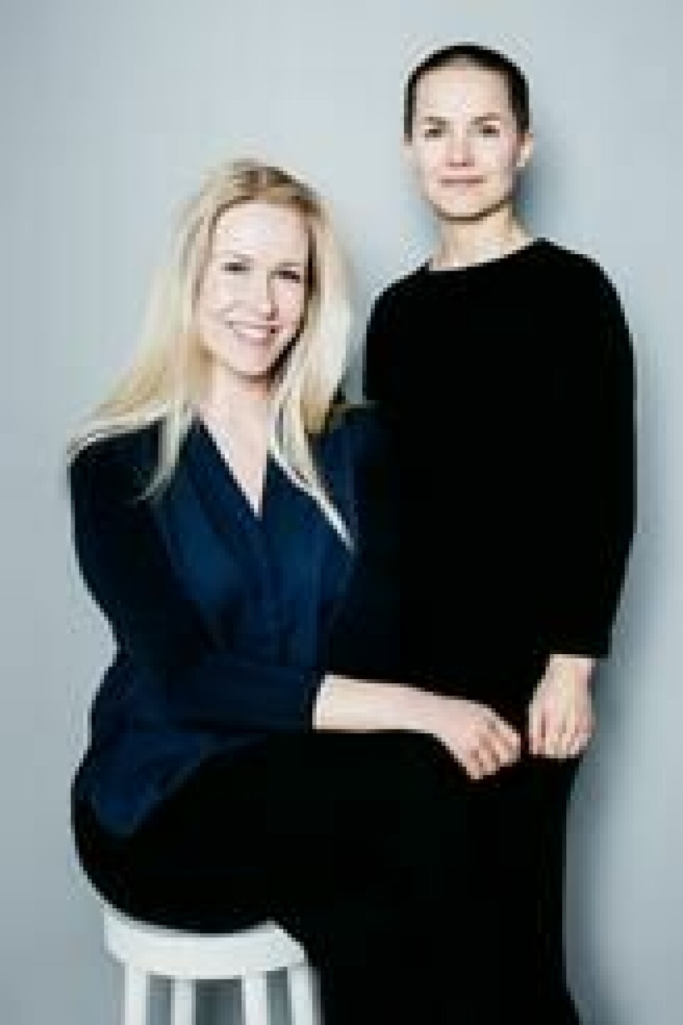 – Boken er ikke bare for de som har det vanskelig. Den er for folk flest som vil lære mer om psykologi for å kunne ha det best mulig med seg selv og sine omgivelser, forklarer Carina Poulsen (til høyre). Her sammen med Rebekka Egeland. Foto: Kaja Bruskeland – Boken er ikke bare for de som har det vanskelig. Den er for folk flest som vil lære mer om psykologi for å kunne ha det best mulig med seg selv og sine omgivelser, forklarer Carina Poulsen (til høyre). Her sammen med Rebekka Egeland. Foto: Kaja Bruskeland