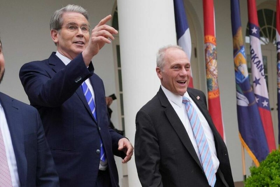 Finansminister Scott Bessent og partifellen Steve Scalise under president Trumps pressekonferanse om tollsatser.