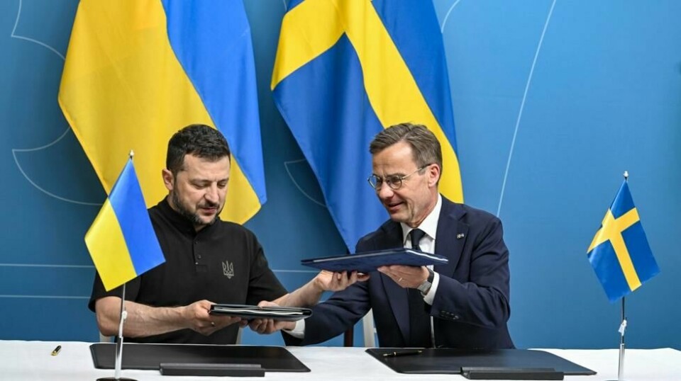 Statsminister Ulf Kristersson (t.h.) sammen med Ukrainas president Volodymyr Zelenskyj på et nordisk toppmøte i Rosenbad i mai i år. En del av budsjettøkningen skal gå til å erstatte krigsmateriell som Sverige har lovet å gi Ukraina. Foto: Fredrik Sandberg / TT / NTB