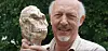 Paleoantropolog Ronald Clarke ved Witwatersrand-universitetet i Johannesburg har ledet utgravningen. Skjermbilde fra PASTs video om funnet.