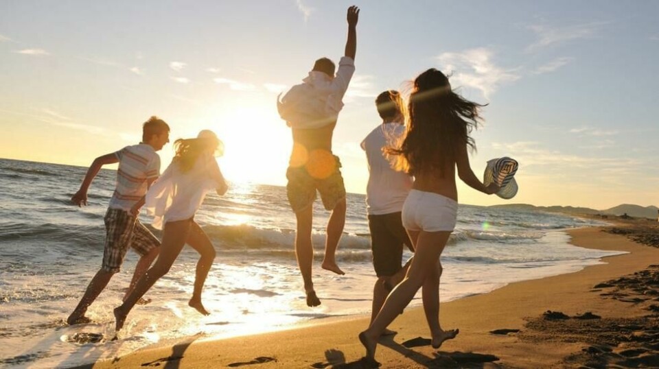 Å reise sammen på ferie kan ha både sosiale og økonomiske fordeler. Men det kan også by på utfordringer. Illustrasjonsfoto: Colourbox.com.
