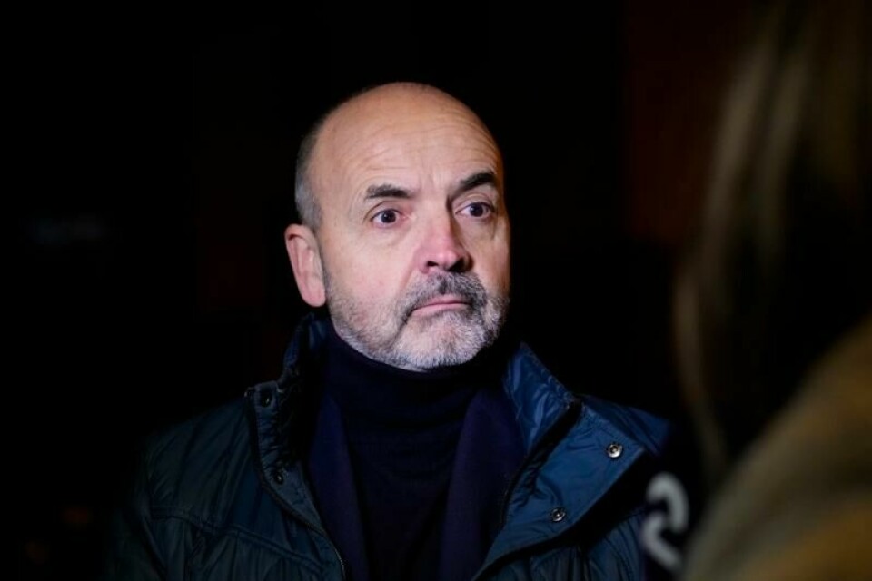 Norges ambassadør i Paris Niels Engelschiøn hadde med en kondolanse fra statsministeren da han lørdag talte under minnemarkeringen for de fire norske elevene som døde i snøskredet i franske Val-Cines onsdag.