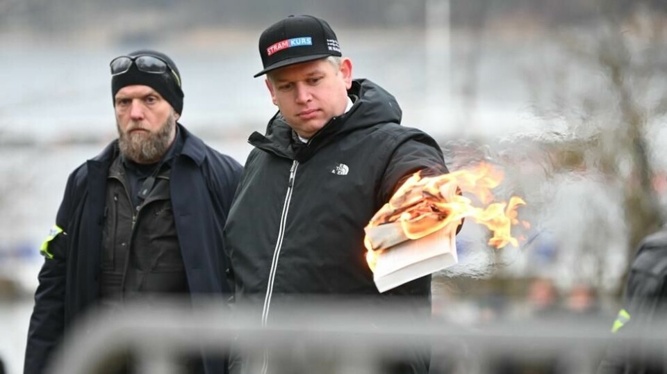 Den høyreradikale politikeren og provokatøren Rasmus Paludan er kjent skyldig i hets mot folkegruppe i en svensk rettssak. Her brenner han en koran på en demonstrasjon i Stockholm i 2023. Foto: Fredrik Sandberg / TT / NTB