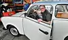 Frank Hofmann står bak selskapet «Trabantwelt» som selger deler til kult-bilen. Her poserer han med en vintage Trabant 601s Deluxe i Zwickau. Foto: Hendrik Schmidt / AFP