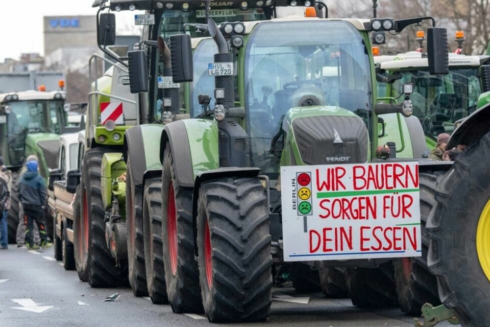 «Vi bønder sørger for din mat», står det på en skilt på en tyskprodusert Fendt i Berlin. «Vi bønder sørger for din mat», står det på en skilt på en tyskprodusert Fendt i Berlin. Foto: Monika Skolimowska / AP / NTB