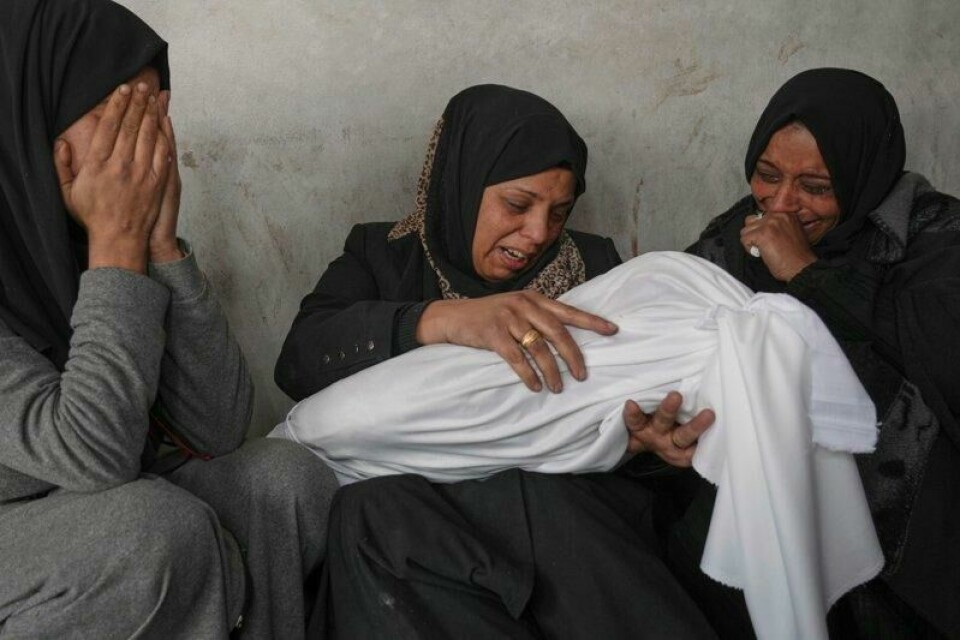Naanaa Abu Aker tar farvel med den to år gamle niesen Salma, som ble drept i et israelsk angrep i Gaza by 24. mars.