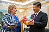 Norges statsminister Erna Solberg avsluttet Kina-besøket i april med å overrekke en fotball med FNs 17 bærekraftsmål til Kinas president. Foto: Heiko Junge / NTB scanpix