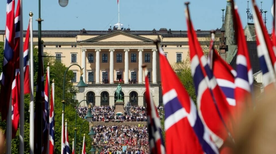 Både før og etter 17. mai er det ventet sommervær på Østlandet. Bildet viser Karl Johans gate fylt opp av folk mens 17. mai-toget går opp til Slottet. Foto: Terje Bendiksby / NTB