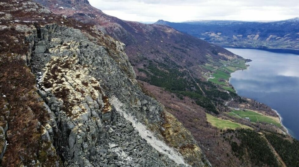 Alt er nå klart for å starte kontinuerlig overvåking av fjellpartiet Skutshorn i Vang kommune i Valdres. NVE frykter at et skred vil danne en farlig flodbølge i vannet Vangsmjøse. Foto: Gustav Pless / NVE / NTB
