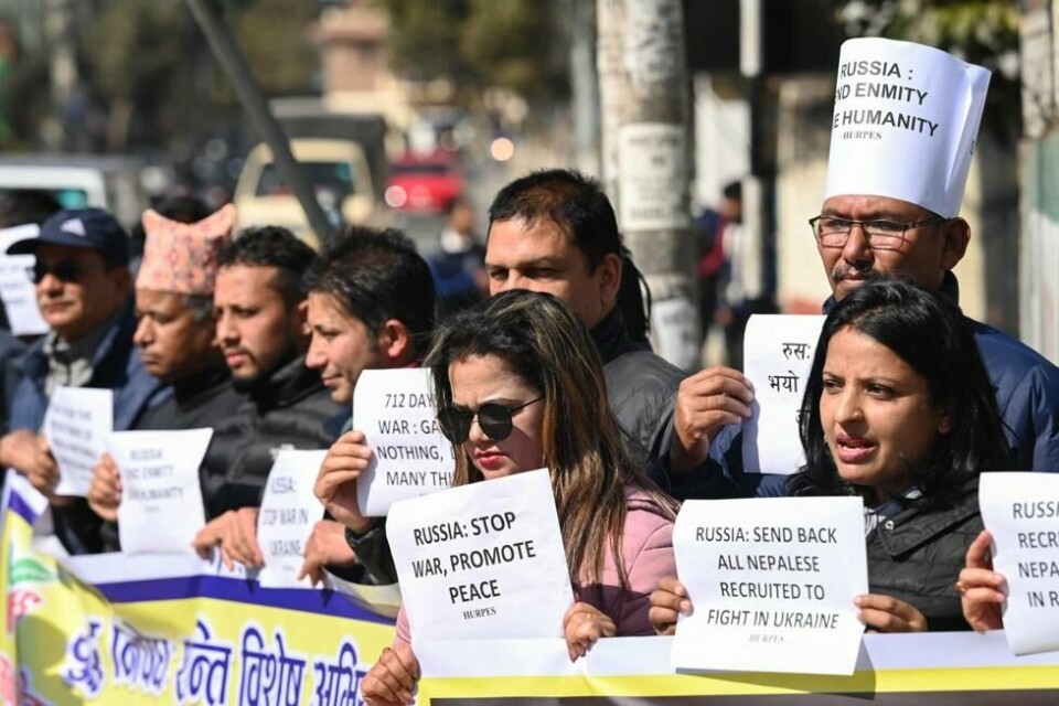 Menneskerettighetsaktivister holder en demonstrasjon utenfor den russiske ambassaden i Kathmandu den 5. februar 2024 for å protestere mot rekrutteringen av nepalske borgere til den russiske hæren. Menneskerettighetsaktivister holder en demonstrasjon utenfor den russiske ambassaden i Kathmandu den 5. februar 2024 for å protestere mot rekrutteringen av nepalske borgere til den russiske hæren. Foto: Prakash Mathema / AFP