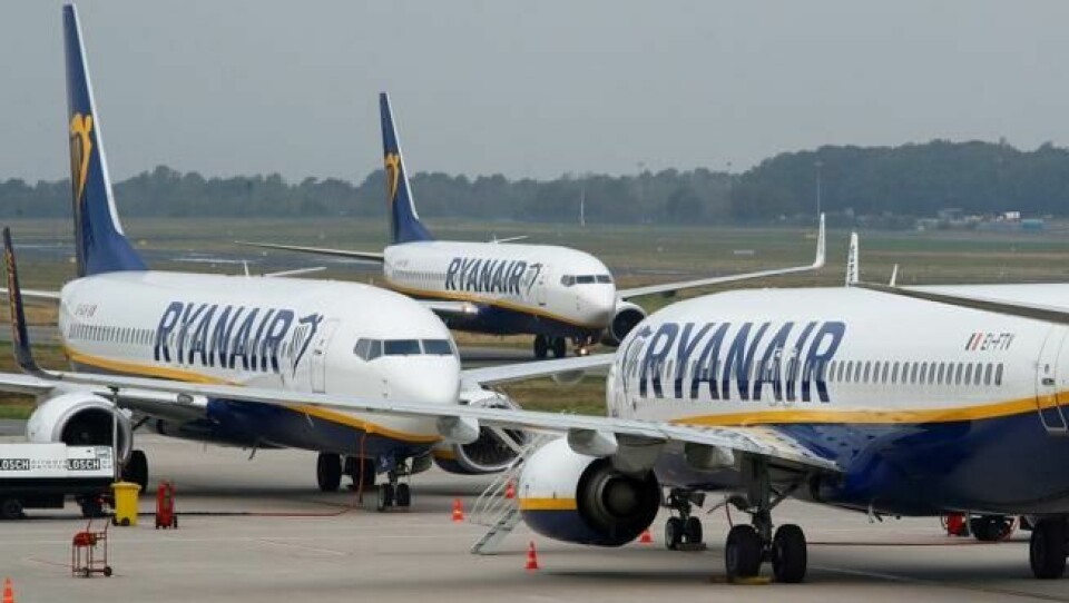 Ryanair har fått mye kritikk etter at de sparket seks ansatte som ble værfast på flyplass uten hotellrom i oktober.