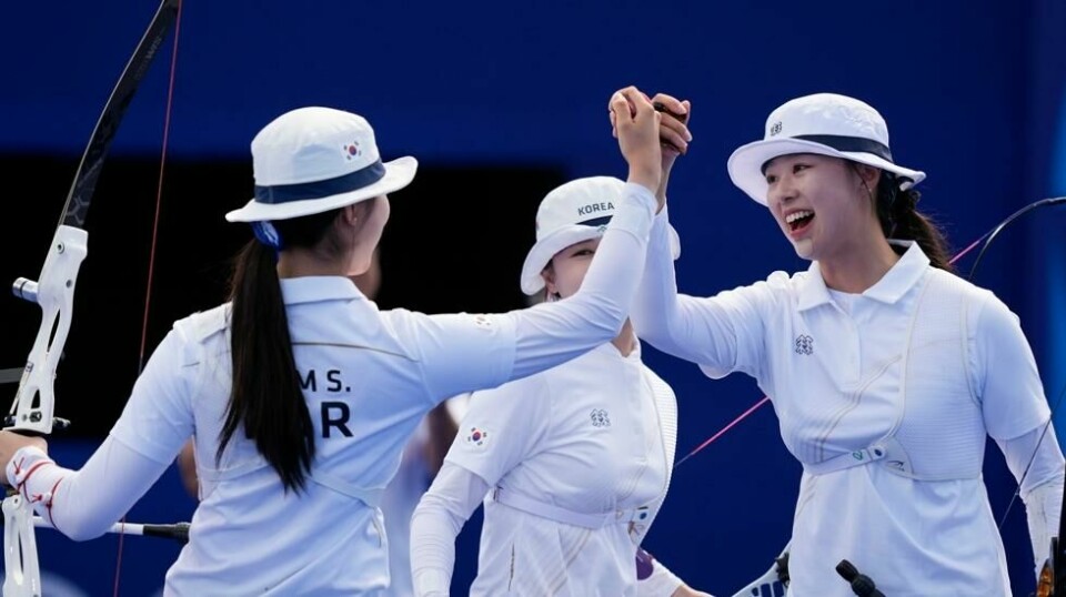 Lim Si-hyeon (til h.) feirer med sine sørkoreanske lagvenninner etter å ha tatt landets 10. strake OL-gull i kvinnenes lagkonkurranse i bueskyting. Foto: Rebecca Blackwell, AP / NTB