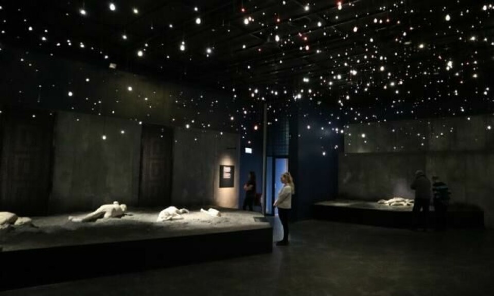Gipsavstøpninger av ofre etter Vesuvs utslettende utbrudd i år 79 hviler under «stjernehimmelen» på Moesgaard Museum utenfor Århus. Foto: Roger Grosvold Gipsavstøpninger av ofre etter Vesuvs utslettende utbrudd i år 79 hviler under «stjernehimmelen» på Moesgaard Museum utenfor Århus. Foto: Roger Grosvold