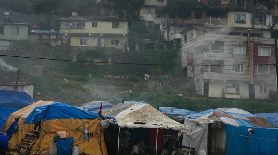 Innbyggere i jordskjelvrammede Antakya er fortsatt redde for å vende tilbake til hjemmene sine ett år etterskjelvet. De må bo i telt siden de ikke har rett til hjelp med å få ny bolig. Foto: Khalil Hamra / AP / NTB
