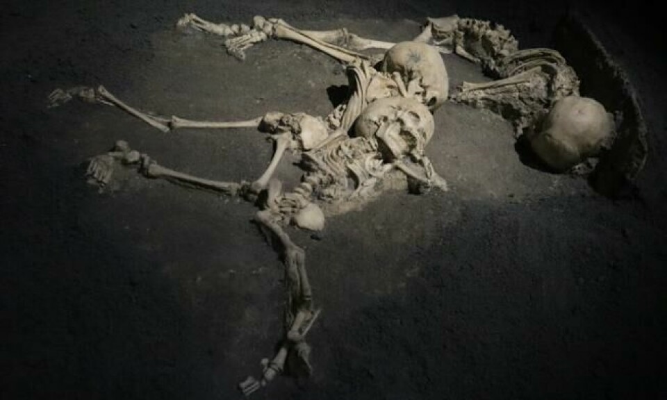 En mor og to barn som flyktet fra Herculaneum ned mot havet der de søkte ly i et av båthusene. Forskning tyder på at da den rødglødene bølgen traff dem, var temperaturen så ekstrem at all kroppsvæske fordampet. Det hele skal ha skjedd på et øyeblikk. Foto: Roger Grosvold En mor og to barn som flyktet fra Herculaneum ned mot havet der de søkte ly i et av båthusene. Forskning tyder på at da den rødglødene bølgen traff dem, var temperaturen så ekstrem at all kroppsvæske fordampet. Det hele skal ha skjedd på et øyeblikk. Foto: Roger Grosvold