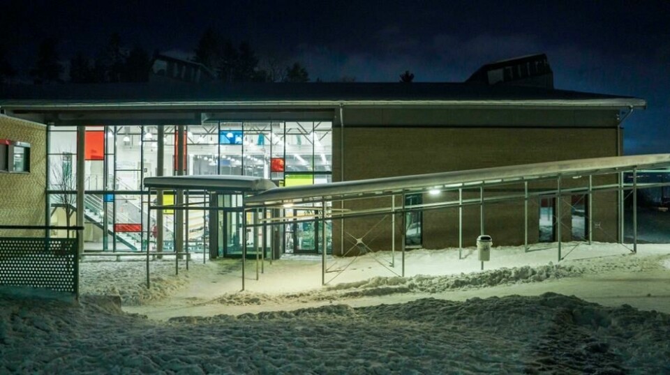 En ungdomsskoleelev ved Siggerud skole i Nordre Follo ble mandag formiddag fraktet til Ullevål sykehus etter å ha blitt skadd av en kniv da han hoppet på en tjukkas i gymtimen.