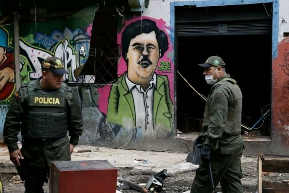 Politifolk i «El Bronx» i Colombias hovedstad Bogota, under en politiaksjon mot halliker i området i 2016. I bakgrunnen et veggmaleri av Escobar. Scanpix/AP. Politifolk i «El Bronx» i Colombias hovedstad Bogota, under en politiaksjon mot halliker i området i 2016. I bakgrunnen et veggmaleri av Escobar. Scanpix/AP.