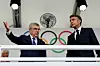 Frankrikes president Emmanuel Macron og IOC-president Thomas Bach på ærestribunen under OLs åpningsseremoni i Paris. Foto: David J. Phillip / AP