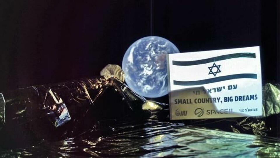 Bilde tatt av romfartøyet Beresheet. På skiltet står det «Lite land, store drømmer». Foto: SpaceIL, Israel Aerospace Industries via AP / NTB scanpix Bilde tatt av romfartøyet Beresheet. På skiltet står det «Lite land, store drømmer». Foto: SpaceIL, Israel Aerospace Industries via AP / NTB scanpix