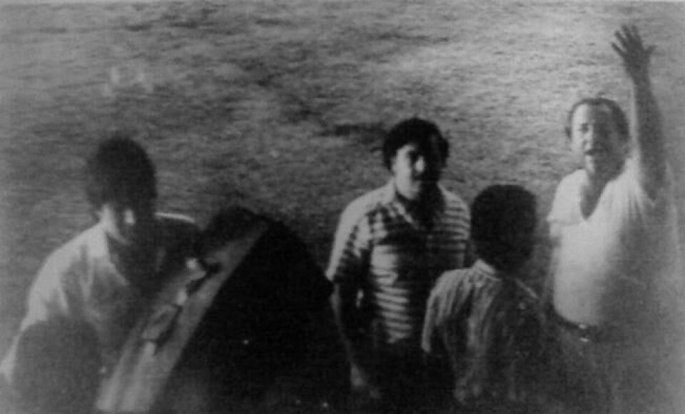 Bilde fra boken: «Dette er et av bildene piloten Barry Seal tok i Nicaragua 1984, hvor faren min er til stede midt under en smuglingsoperasjon med et fly hvor det var installert et kraftig kamera. Bildene skulle koste Seal livet.» Bilde fra boken: «Dette er et av bildene piloten Barry Seal tok i Nicaragua 1984, hvor faren min er til stede midt under en smuglingsoperasjon med et fly hvor det var installert et kraftig kamera. Bildene skulle koste Seal livet.»