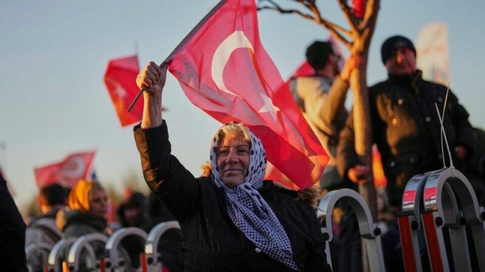 Flere hundre mennesker samlet seg utenfor rådhuset i Istanbul onsdag og protesterte mot pågripelsen av ordfører Ekrem Imamoglu. Torsdag ventes nye demonstrasjoner.