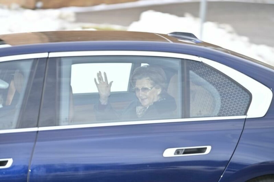 Dronning Sonja vinket til pressen da hun forlot Rikshospitalet i Oslo fredag etter en pacemakeroperasjon.