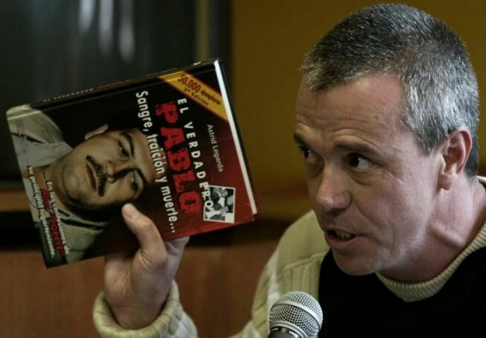 Pablo Escobars tidligere leiemorder, Jhon Jairo «Popeye» Velasquez, viser frem sin bok om tidligere arbeidsgiver under en rettssak i 2006. Scanpix/AP. Pablo Escobars tidligere leiemorder, Jhon Jairo «Popeye» Velasquez, viser frem sin bok om tidligere arbeidsgiver under en rettssak i 2006. Scanpix/AP.