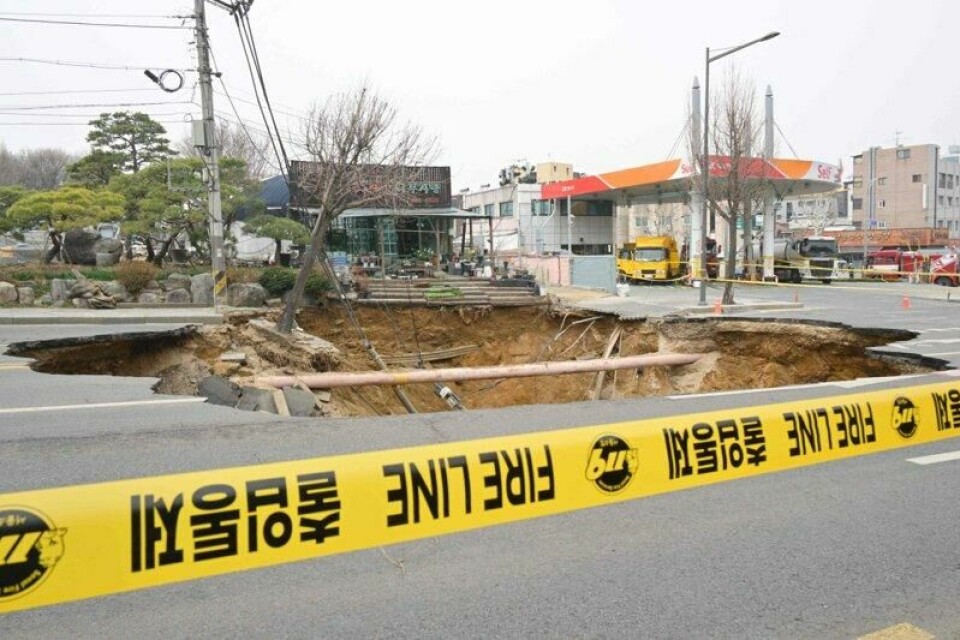 En mann er bekreftet omkommet etter det massive synkehullet oppsto i Seoul.