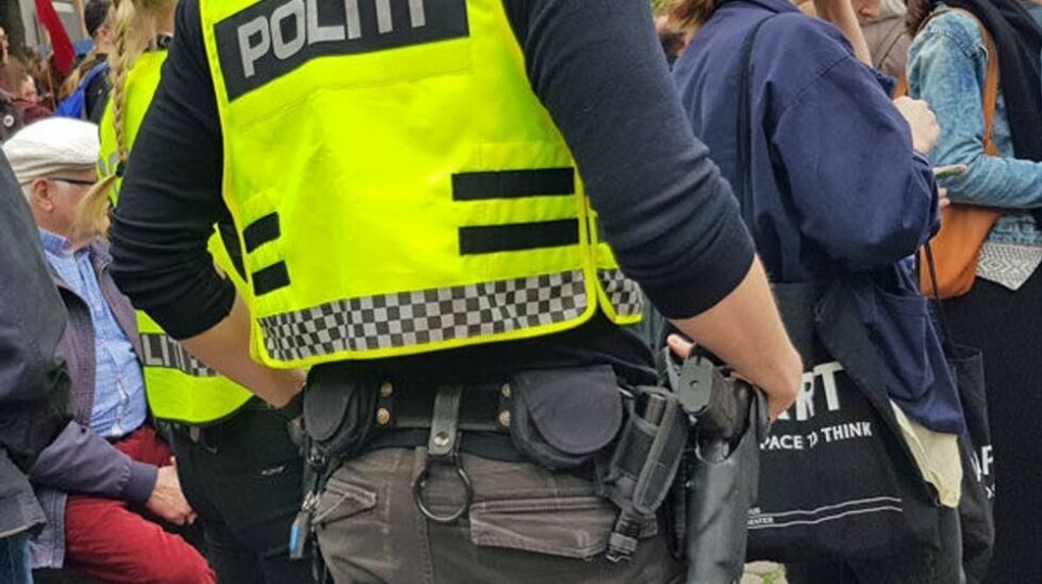 Bevæpnet politi gikk rundt blant fredelige demonstranter på Youngstorget under markeringen av 1. mai i går.
