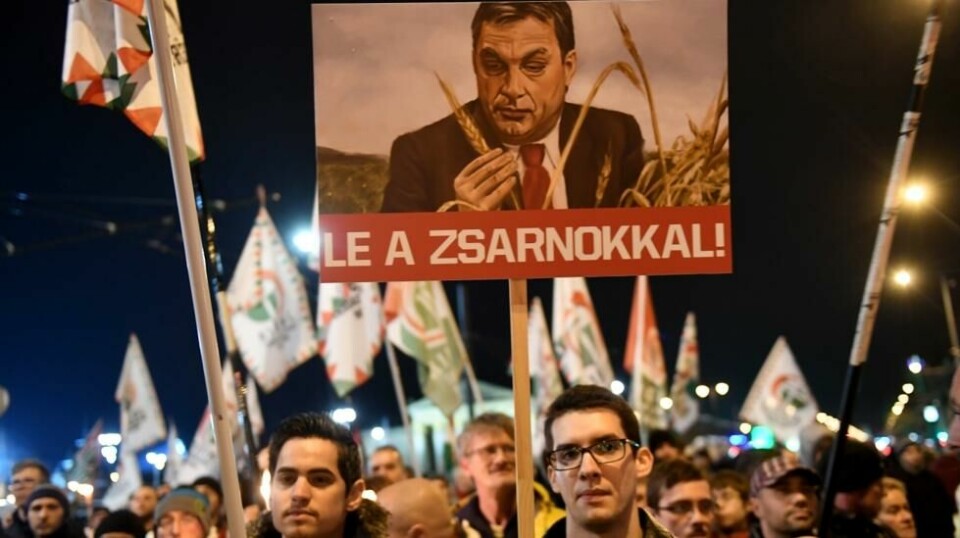 JOBBIK-RASERI: «Ned med tyrannen» står det om statsminister Viktor Orbán da tusener av Jobbik-tilhengere protesterte utenfor hovedkvarteret til regjeringspartiet Fidesz i Budapest 15. desember.
